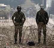Egipto armijos kariai stovi prie spygliuotos vielos netoli Tahriro aik&scaron;tės