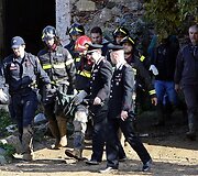 Gelbėtojai ne&scaron;a žuvusį de&scaron;imties metų berniuką
