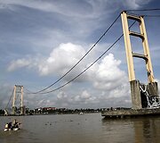 Indonezijoje sugriuvęs tiltas