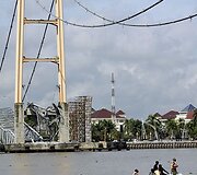 Indonezijoje sugriuvęs tiltas