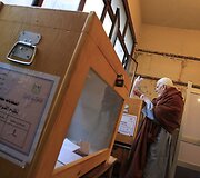 Vyras prie balsadėžės 