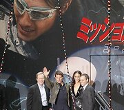 Bradas Birdas, Paula Patton ir Tomas Cruise'as (centre), Bryanas Burkas (de&scaron;inėje)
