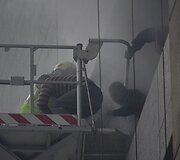 I&scaron; pastato evakuojami žmonės