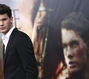 Jeremy Irvine'as