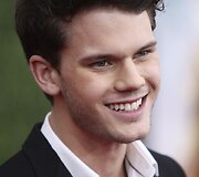 Jeremy Irvine'as