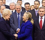 Lietuvos prezidentė Dalia Grybauskaitė sveikinasi su Hillary Clinton