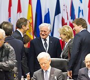 Valdas Adamkus (centre)