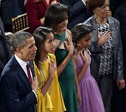 JAV prezidentas Barackas Obama su &scaron;eima ir Michelle Obamos mama Marian Robinson (de&scaron;inėje)