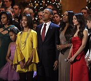 (I&scaron; kairės) Michelle Obama su dukromis Sasha ir Malia, JAV prezidentas Barackas Obama, Jennifer Hudson, Victoria Justice ir Justinas Bieberis