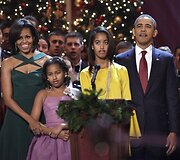 JAV prezidentas Barackas Obama (de&scaron;inėje) ir Michelle Obama (kairėje) su dukromis Sasha ir Malia