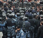 Riau&scaron;ių policija budi prie Kijevo teismo rūmų vartų.