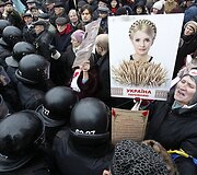 Protestuotojai laiko Julijos Tymo&scaron;enko portretą.
