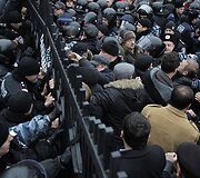 Protestuotojai prie Kijevo teismo rūmų vartų.