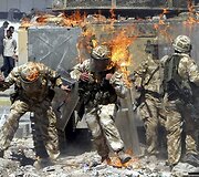 Britų armijos kariai per darbo reikalaujančių irakiečių protestą Basroje (2004 m. kovo 22 d.)