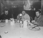 Edwardas Wilsonas (kairėje), Henry Robertsonas Bowersas (centre) ir Apsley Cherry-Garrardas (de&scaron;inėje)