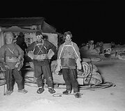 Henry Robertsonas Bowersas (kairėje), Edwardas Wilsonas (centre) ir Apsley Cherry-Garrardas