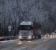 Vilkikas važiuoja apsnigtu keliu