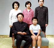 &Scaron;iaurės Korėjos lyderis Kim Jong-Ilas su savo sūnumi Jong Nam (priekyje), Kim Jong-Ilo sesuo Sung Hye-Rang (kairėje) su dukra Lee Nam-Ok ir sūnumi Lee Il-Nam