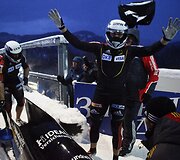 Thomas Flohrschuetzas (centre) džiaugiasi pergale.