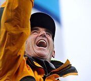 Triumfuojanti įgula ir jos kapitonas