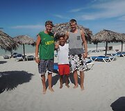 Mindaugas Kuzminskas su broliu Sauliumi ir vietos gyventoju Kuboje