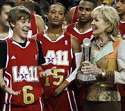 Paauglių dievaičiui Justinui Bieberiui NBA &bdquo;Visų žvaigždių&ldquo; savaitgalyje atiteko naudingiausio žaidėjo prizas 