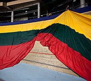 Panevėžio krep&scaron;inio arenos treką sirgaliai uždengė Lietuvos trispalve 