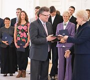 Prezidentė Dalia Grybauskaitė įteikė valstybinius apdovanojimus geriausiems &scaron;alies sportininkams