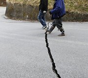 Žemės drebėjimų ir cunamio padariniai