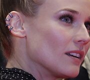 Diane Kruger pasipuo&scaron;ė įspūdingais auskarais