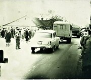 Romo Kalantos laidotuvių diena prie jo namo Panerių gatvėje. Kaunas 1972 m. gegužės 18 d.