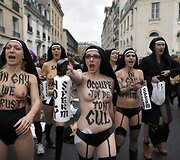 &bdquo;Femen&ldquo; aktyvistės per protestą tradici&scaron;kai apsinuogino