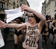 &bdquo;Femen&ldquo; aktyvistės per protestą tradici&scaron;kai apsinuogino