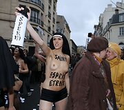 &bdquo;Femen&ldquo; aktyvistės per protestą tradici&scaron;kai apsinuogino
