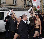 &bdquo;Femen&ldquo; aktyvistės per protestą tradici&scaron;kai apsinuogino