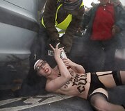 &bdquo;Femen&ldquo; aktyvistės per protestą tradici&scaron;kai apsinuogino