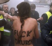 &bdquo;Femen&ldquo; aktyvistės per protestą tradici&scaron;kai apsinuogino