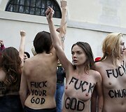 &bdquo;Femen&ldquo; aktyvistės per protestą tradici&scaron;kai apsinuogino