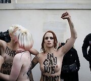 &bdquo;Femen&ldquo; aktyvistės per protestą tradici&scaron;kai apsinuogino