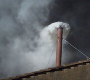 Apie popiežiaus i&scaron;rinkimą prane&scaron;ė rūkstantys balti dūmai.