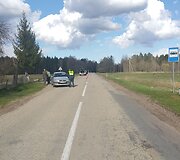 Automobilis partrenkė vienuolikmetę