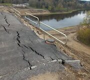 Pradėjo trupėti naujojo tilto prieigos