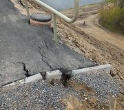 Pradėjo trupėti naujojo tilto prieigos