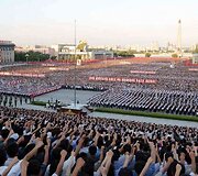 Į demonstracijas &Scaron;iaurės Korėjoje rinkosi tūkstančiai žmonių