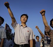 Į demonstracijas &Scaron;iaurės Korėjoje rinkosi tūkstančiai žmonių