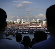 Į demonstracijas &Scaron;iaurės Korėjoje rinkosi tūkstančiai žmonių