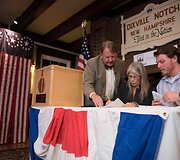  Demokratų kandidatė Hillary Clinton įgijo labai ankstyvą persvarą