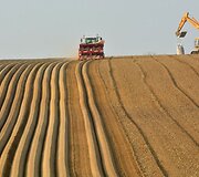 Bulvių sodinimo ma&scaron;ina i&scaron; karto gali sėti kelias vagas bulvių. Su ja lengvai galima pasėti 300 hektarų ploto ūkį