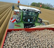 Bulvių sodinimo ma&scaron;ina i&scaron; karto gali sėti kelias vagas bulvių. Su ja lengvai galima pasėti 300 hektarų ploto ūkį