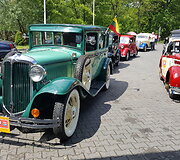 Ralyje dalyvauja automobiliai, pagaminti iki 1945 metų